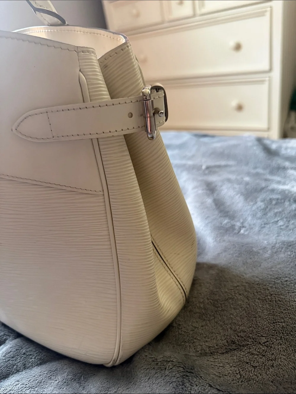 Louis Vuitton Pont-Neuf PM White Epi Leather Satchel Handbag Made in France.